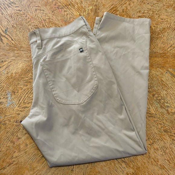 Travis Mathew Golf Pants Mens 32 32x27 Khaki Open To Close Stretch Chino Pants - Picture 1 of 6